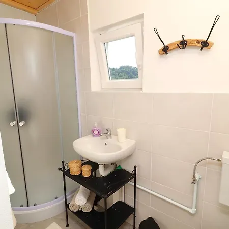 Greenside Lumi Chalet