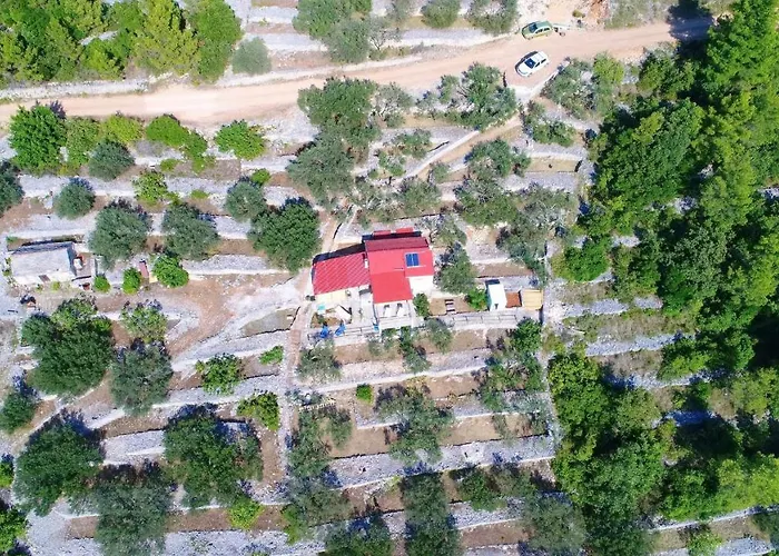 Greenside Lumi Chalet